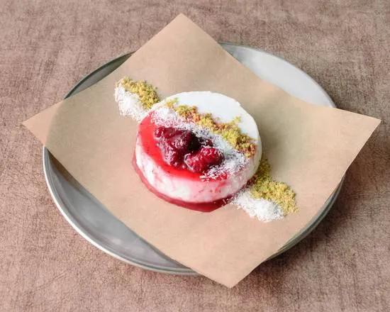 Malabi con frutos rojos, coco y pistacho