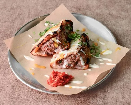 Pita Aliza abierta, con la carne y la col a la vista