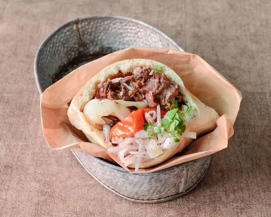 Pita All Night rellena de carne, col y tomate