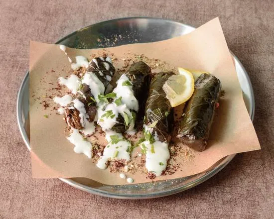 Hojas de parra rellenas con tzatziki y limón